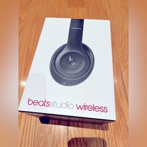 Beats by Dre Studio 2 Wireless Over the Ear Headphones in Matte Black